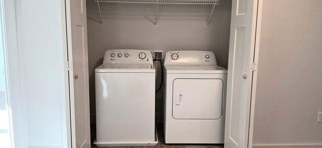 Building Photo - 3 Bedroom 2.5 Bathroom Available in Elizabethtown!