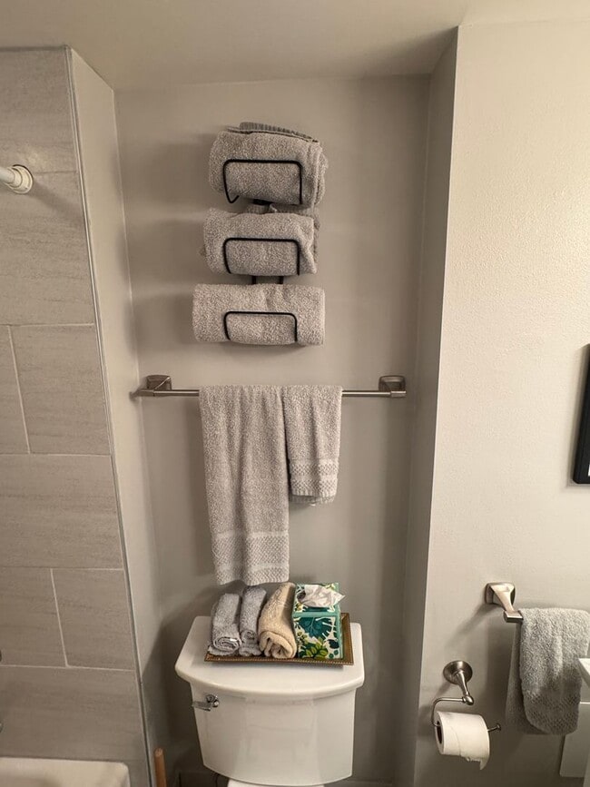 Building Photo - Fully Furnished Studio Unit in the Heart of Waikiki