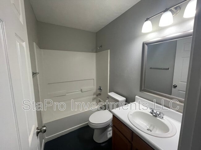 Building Photo - 110 Village Pl