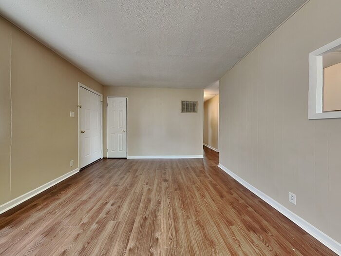Building Photo - 457 Park Dr