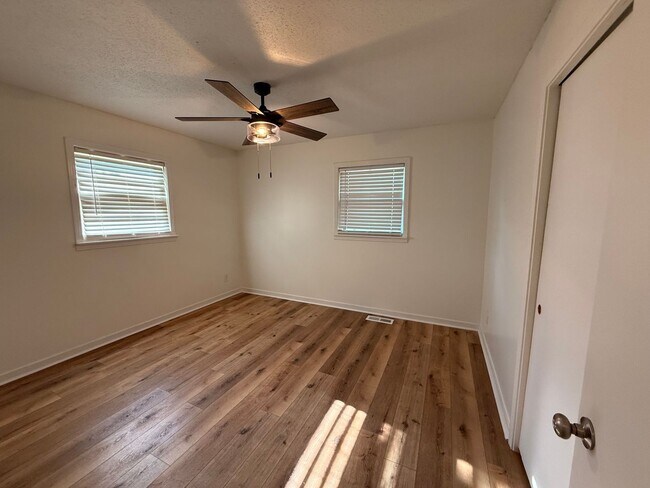 Building Photo - 3 bed 2 bath in the heart of the city