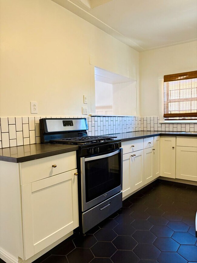 Building Photo - 2130 W 29th Pl