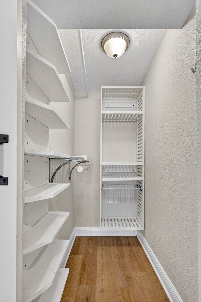 Building Photo - 541 40th Ave NE