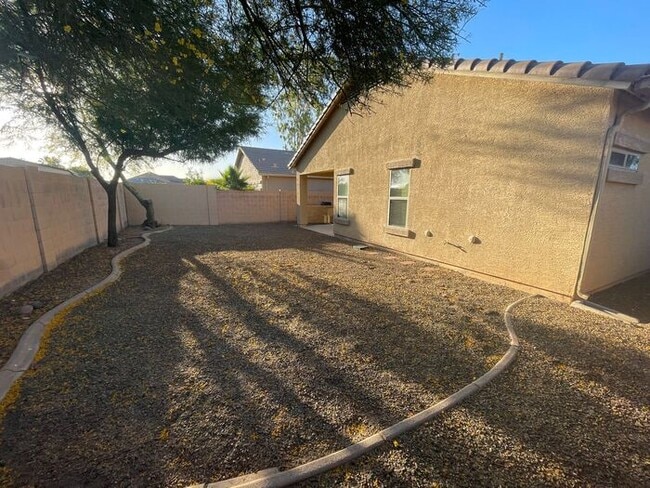 Building Photo - READY TO VIEW NOW! Spacious 3 Bed 2 Bath Home in Surprise Farms!