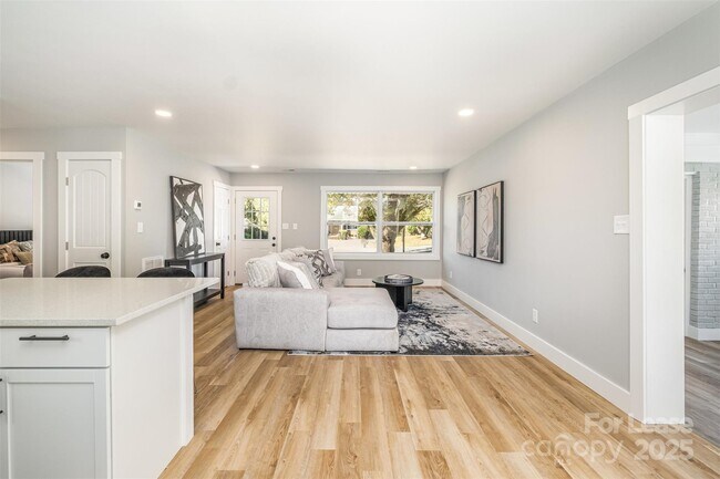 Building Photo - 3208 Clearview Dr