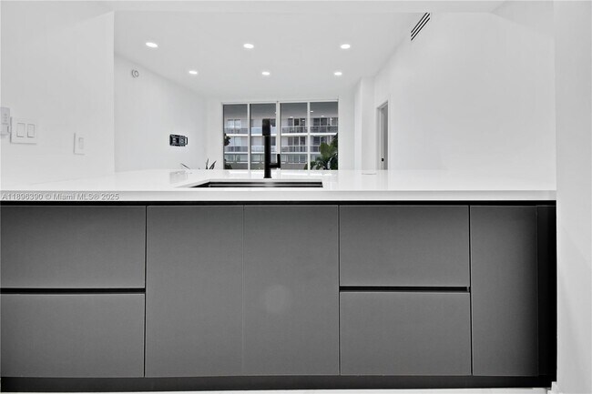 Building Photo - 1800 N Bayshore Dr