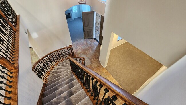 Building Photo - Gorgeous home on the Golf Course in a gated community.