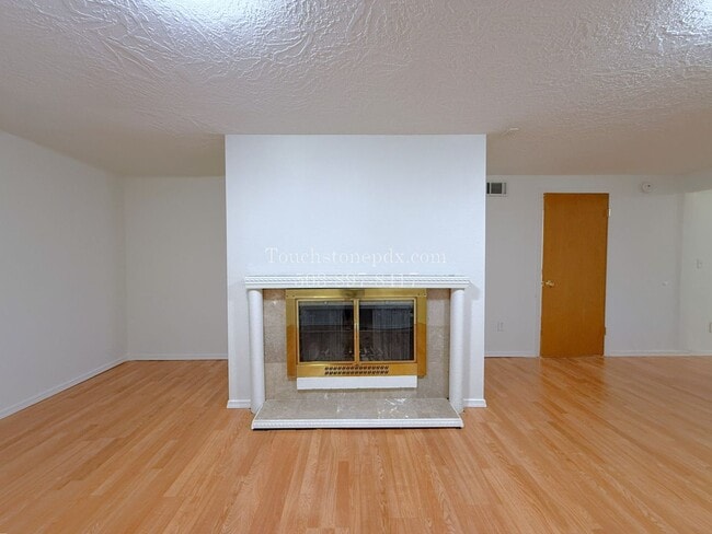 Building Photo - 980 NW Wallula Ave