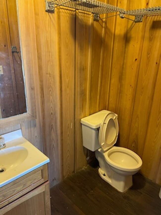 Building Photo - Rustic Charm: Enjoy Farmhouse living in our 1Bed 1 Bath Coming Soon !