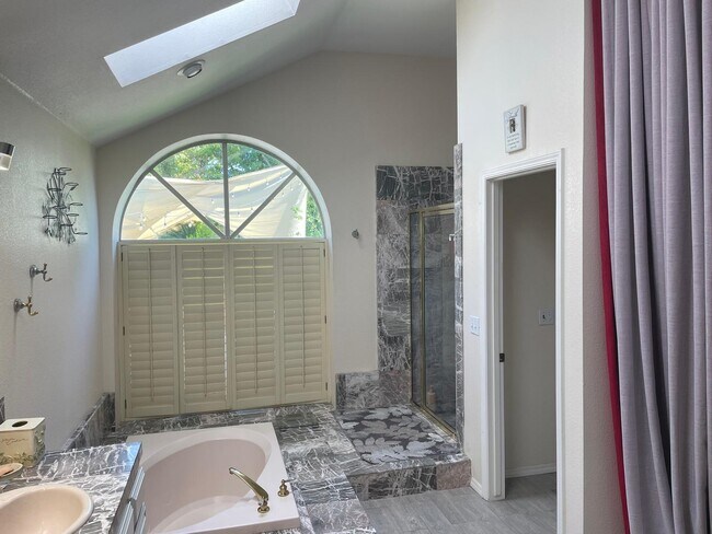 Building Photo - 11310 Pinehaven Ave