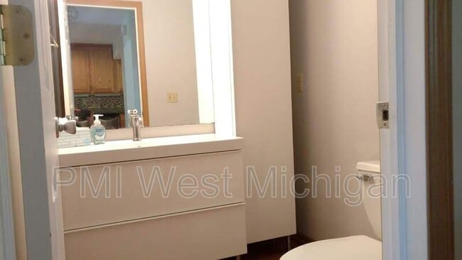 Building Photo - 6433 Wainscot Dr SE