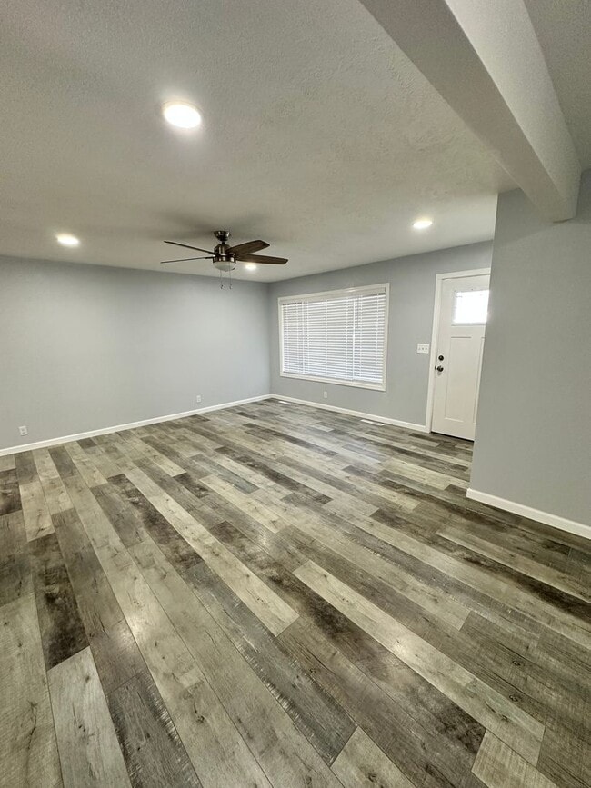 Building Photo - 3 Bedroom 2 Bath Home in Suburbs