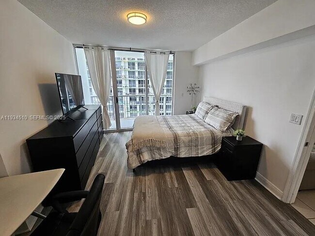 Building Photo - 1750 N Bayshore Dr