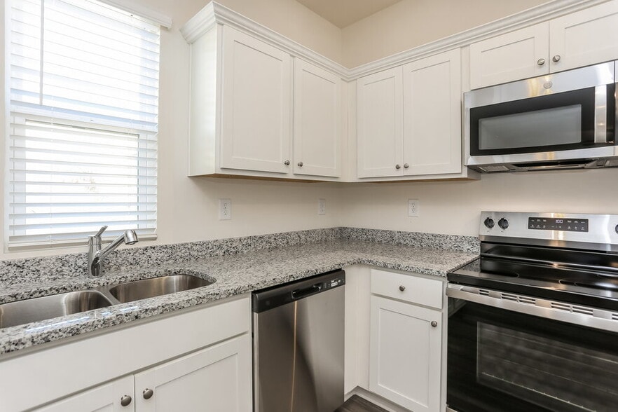 Building Photo - 7651 Saffron Ave