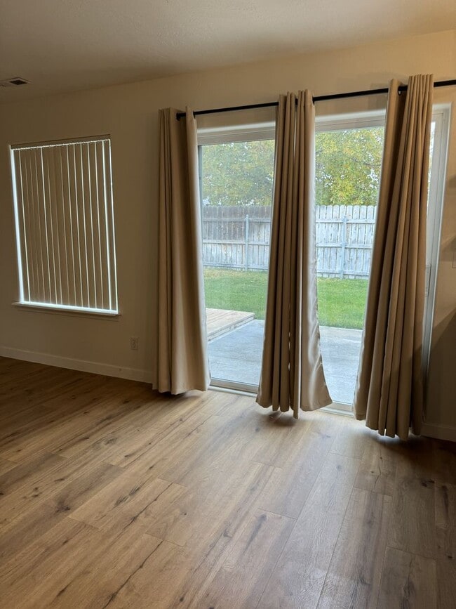 Building Photo - HARD TO FIND 4 BEDROOM