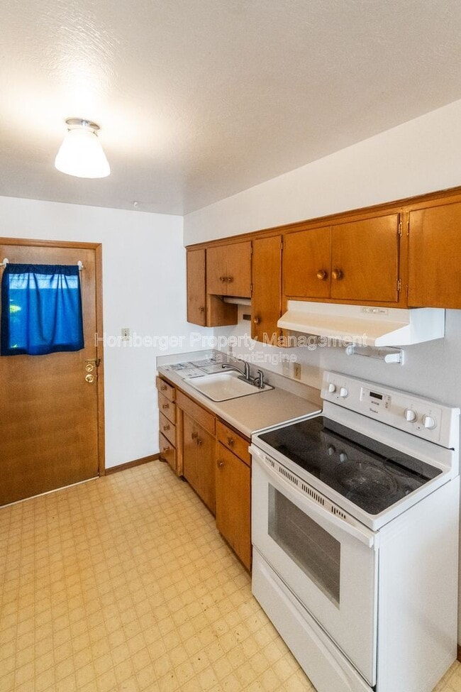 Building Photo - 807 W Alice Ave