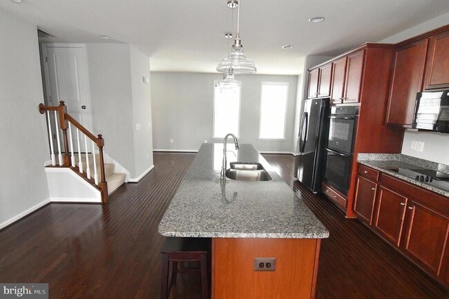 Building Photo - 165 Solara Dr