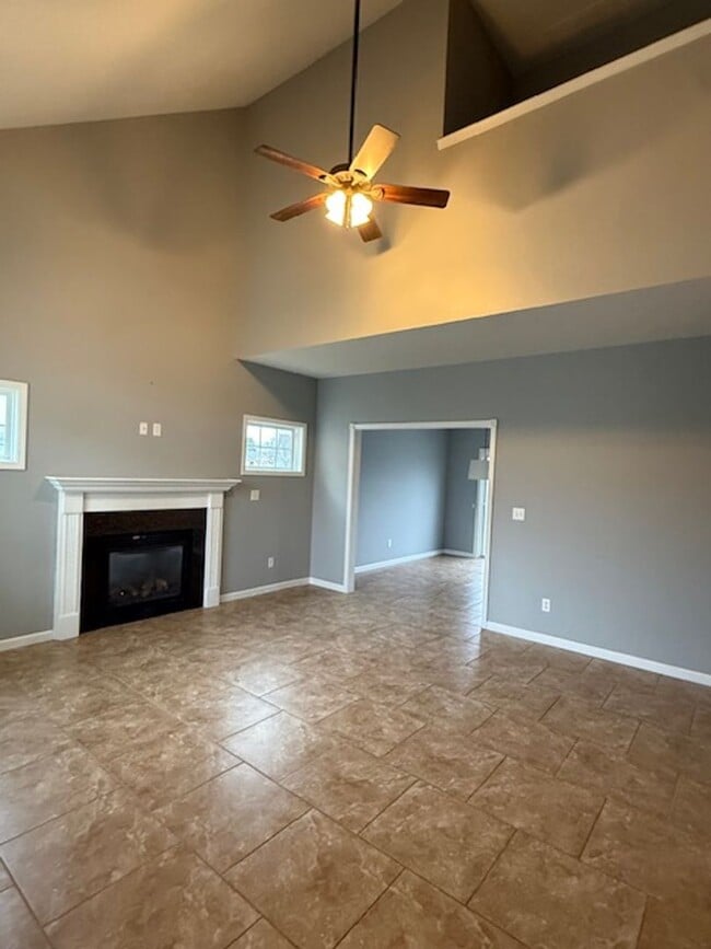 Building Photo - 404 Dalhlia Dr