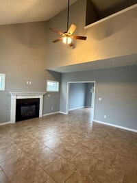 Building Photo - 404 Dalhlia Dr