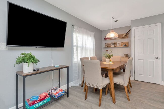 Building Photo - 3 BEDROOM 2 BATHROOM POOL HOME LOCATED IN ST. PETERSBURG