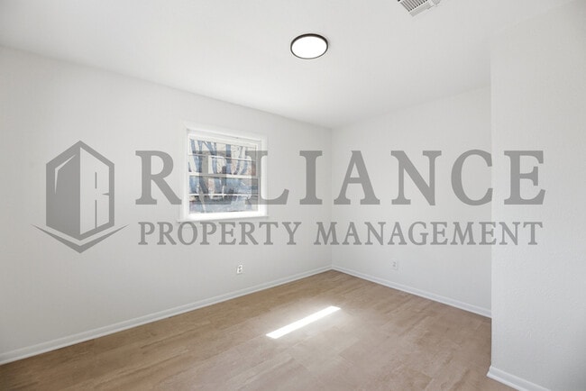 Building Photo - 941 W Hazel St