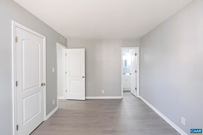 Building Photo - 1217 Villa Ln