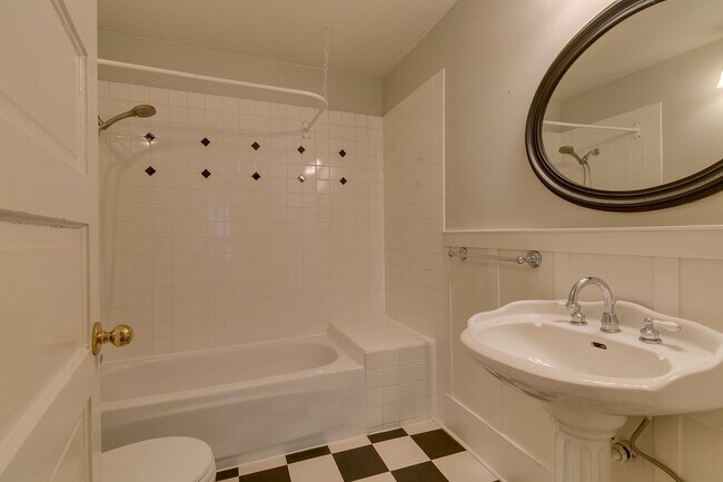 Building Photo - 3Bd/1.75Ba Seattle House