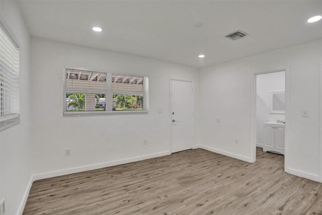 Building Photo - 4 bedroom in North Miami FL 33161