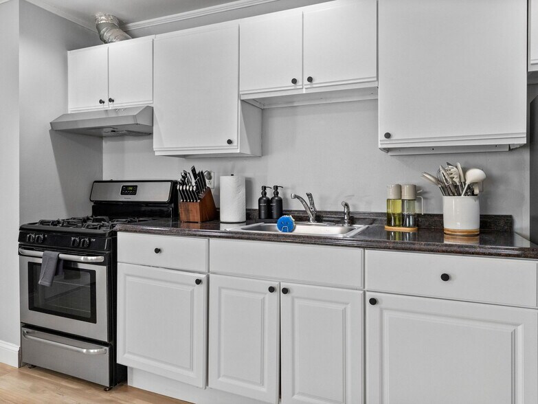 Building Photo - 168 School St