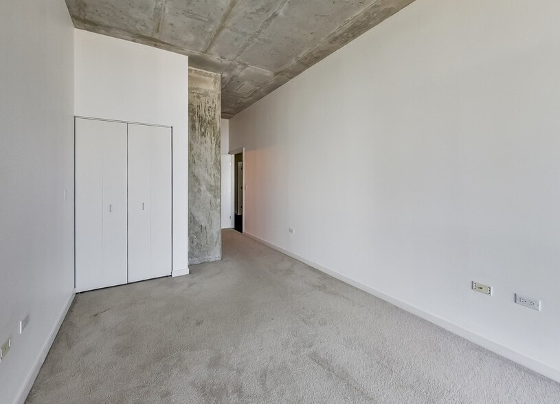 Building Photo - 235 W Van Buren St
