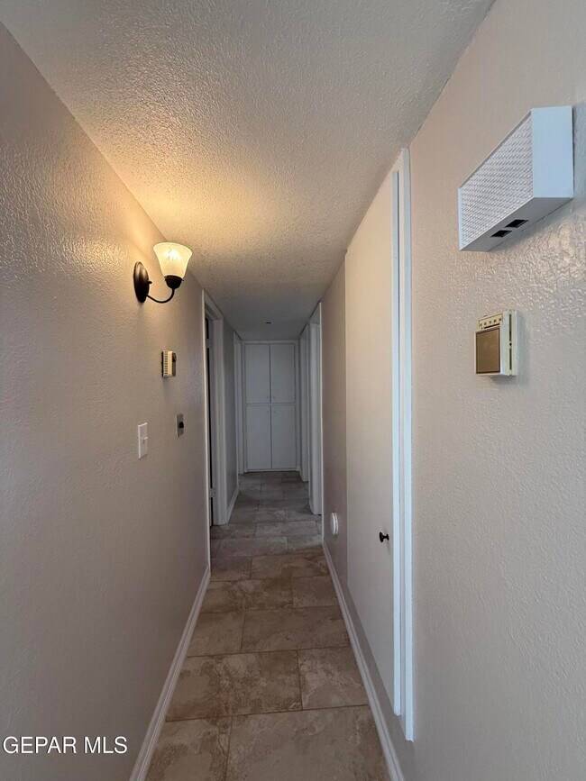 Building Photo - 955 Versailles Dr