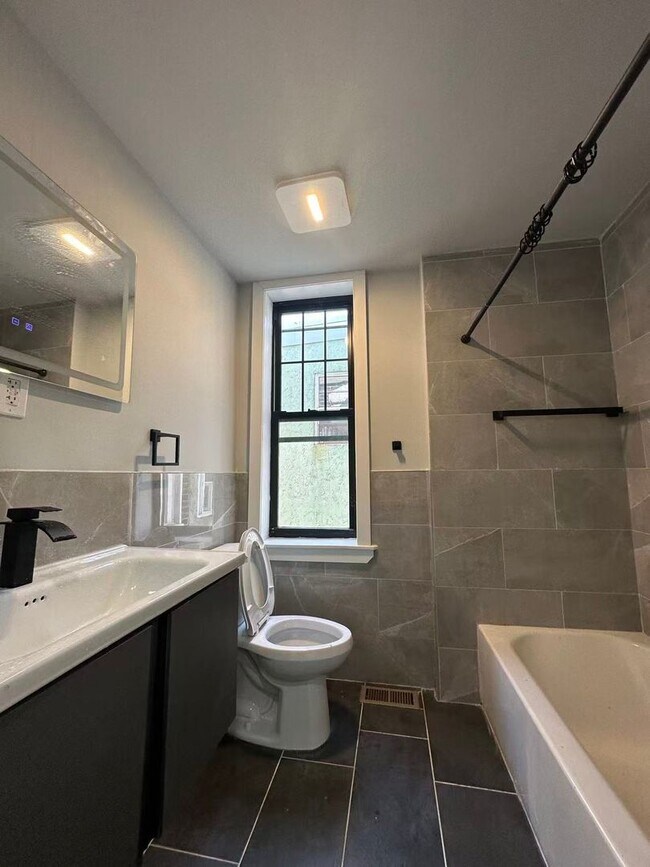 Building Photo - 3b1b house available in South Philly