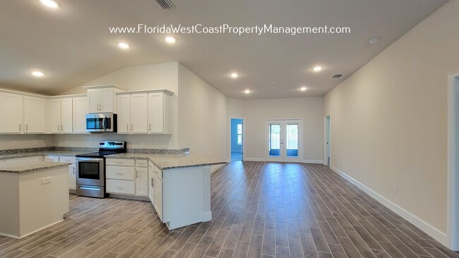 Building Photo - IMPRESSIVE  4 BED/3 BATH HOME WITH LARGE F...