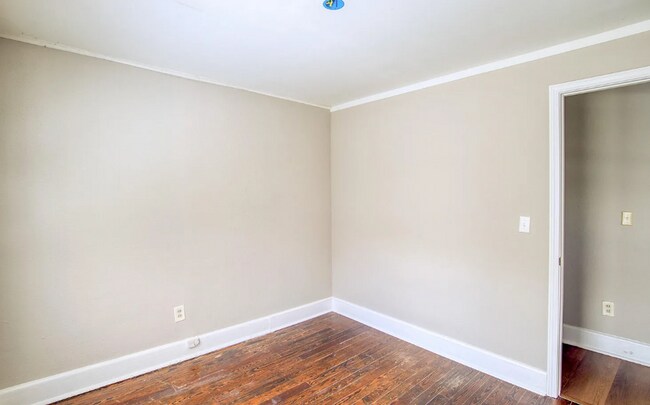 Building Photo - 9924 Sunset Dr