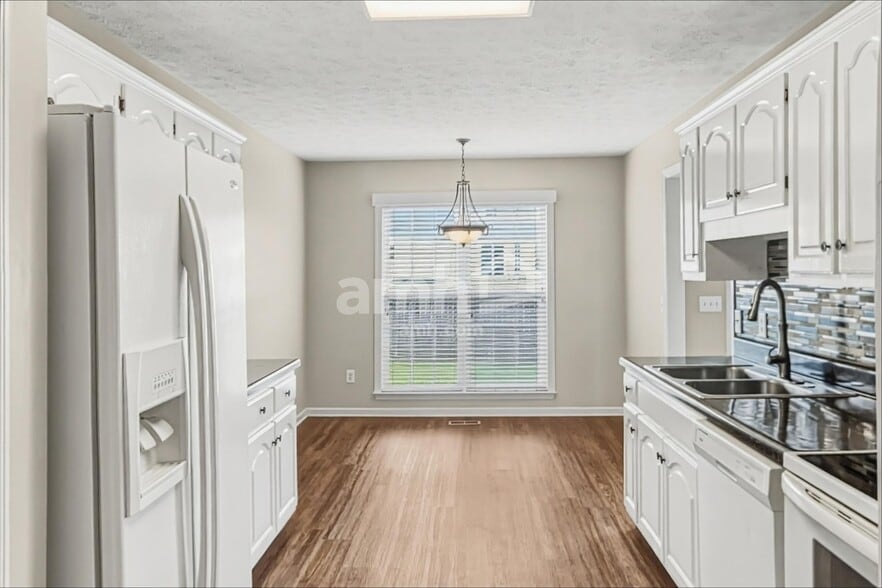 Building Photo - 201 Fox Hunt Ln