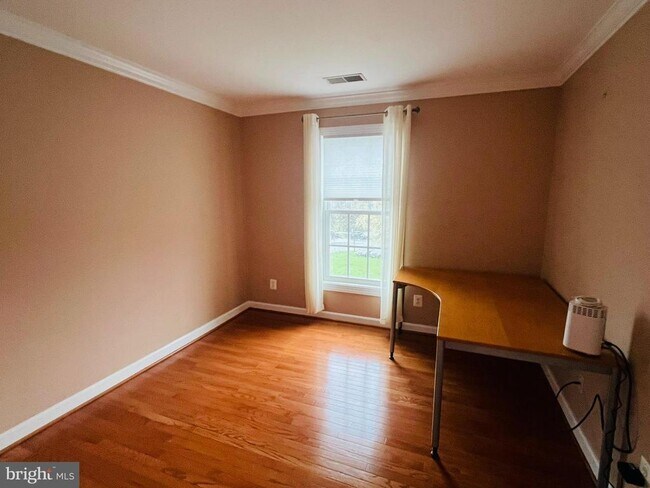 Building Photo - 10631 Sandown Way