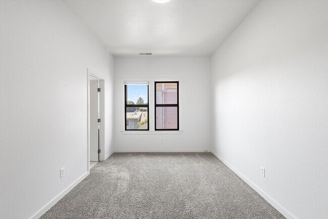 Building Photo - 1336 1/2 Park Ave
