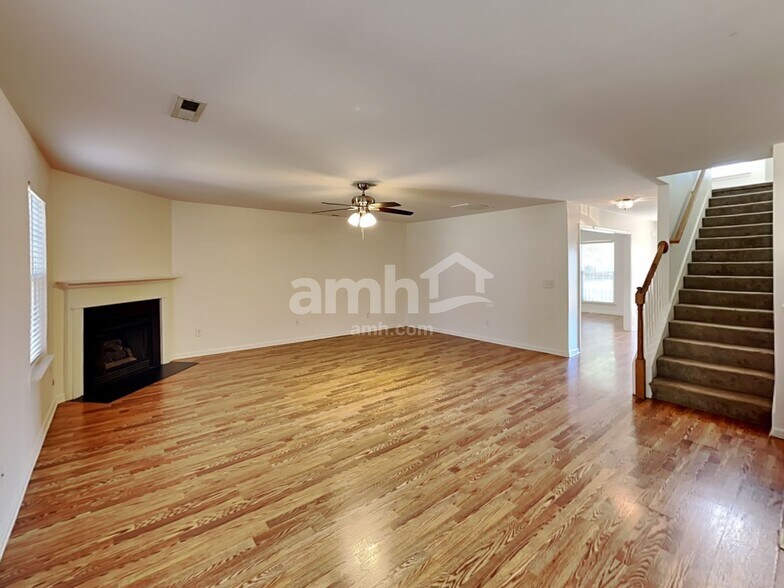 Building Photo - 1042 Vanguard Dr