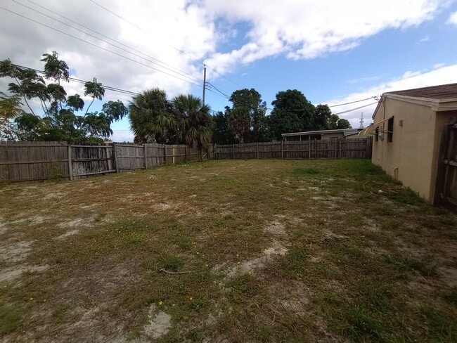 Building Photo - 3/2 HOME FOR RENT.  FENCED BACK YARD