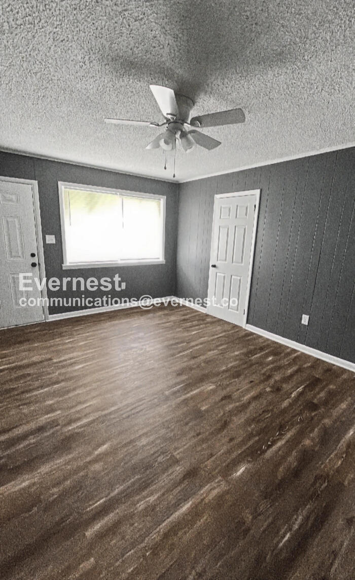 Building Photo - 4922 E Willow St