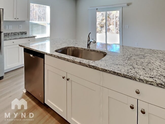 Building Photo - 329 New Villas St