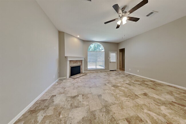 Building Photo - 15610 Forest Run Dr