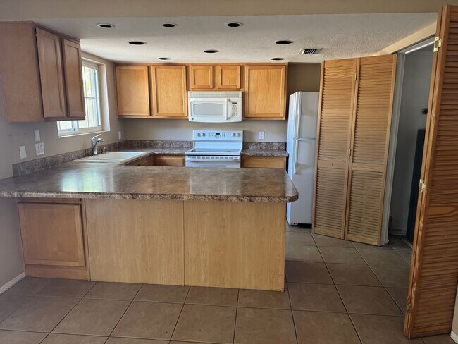 Building Photo - Centrally located 4 bedroom townhome