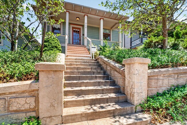 Building Photo - 3 Bedroom with Historical Charm Close to Square