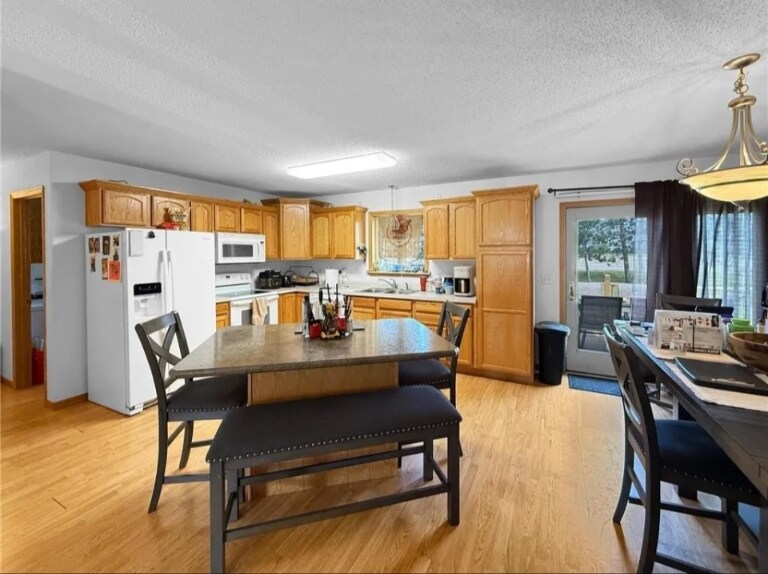 Huge open kitchen with dishwasher - 1012 Patricia Ln NW