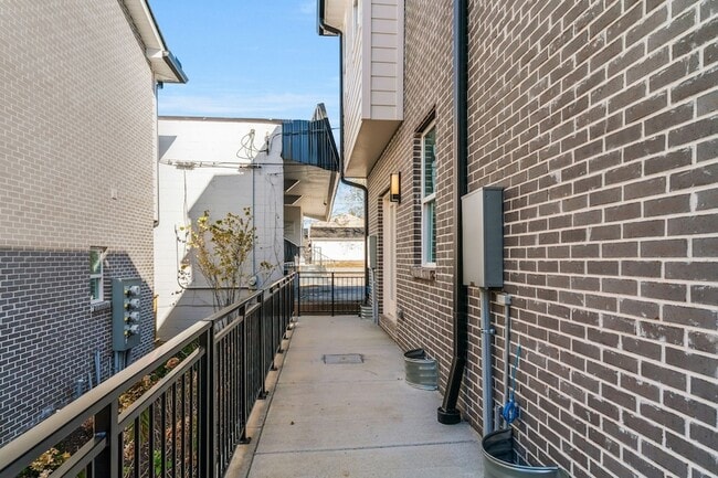 Building Photo - 310 Cedar St