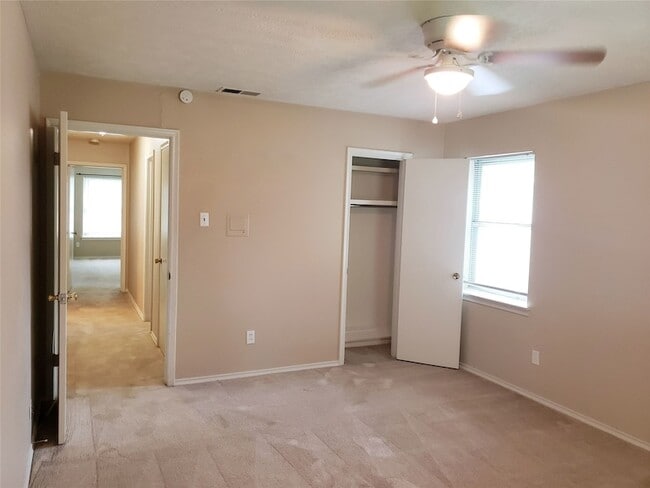 Building Photo - 7012 Kingsbury Dr