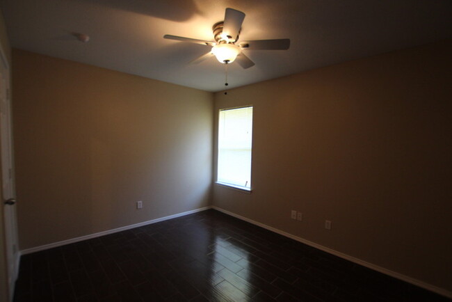 Building Photo - 4 Bedroom, 2 Bathroom Home in Flint!