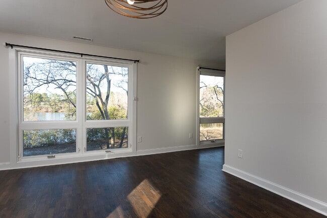 Building Photo - Mid Town Location with a Water View