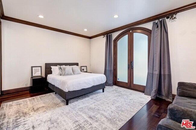 Building Photo - 6127 Rhodes Ave